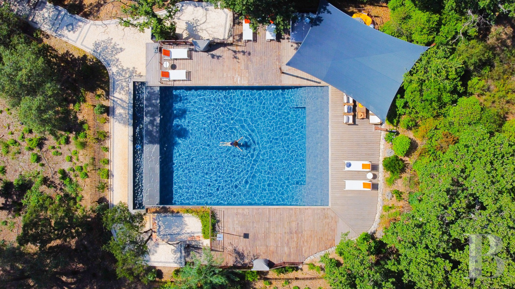 A renovated farmhouse surrounded by extensive grounds leading down to the sea, between Toulon and Hyères on the Var coast - photo  n°29